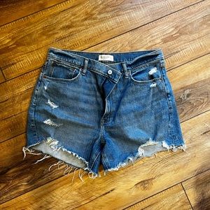 Abercrombie & Fitch. The 4th mom short. High rise.